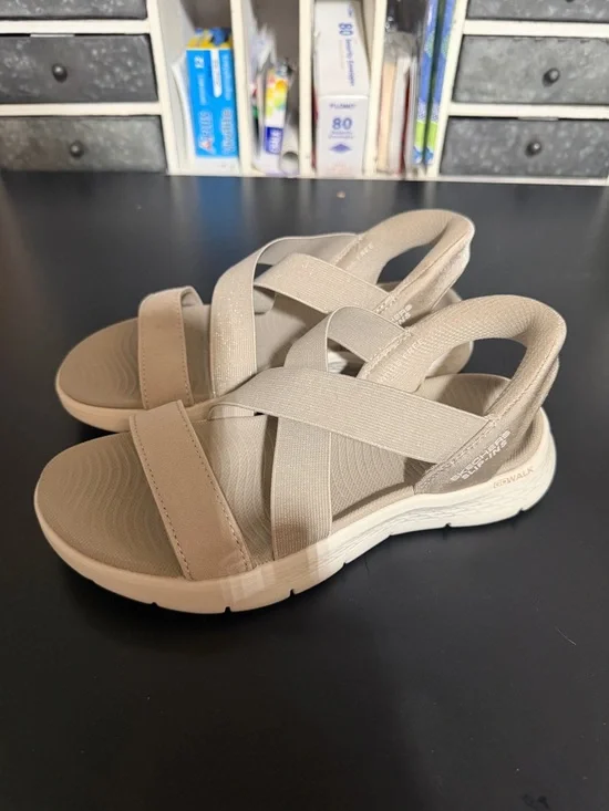 Skechers Women's Slip-ins GoWalk Sandals
Size 6 - Picture 1 of 7